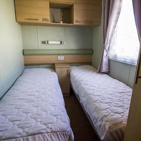 Lovely Caravan With Wifi At Broadland Sands In Suffolk Ref 20035Bs Hotel Hopton on Sea Екстериор снимка