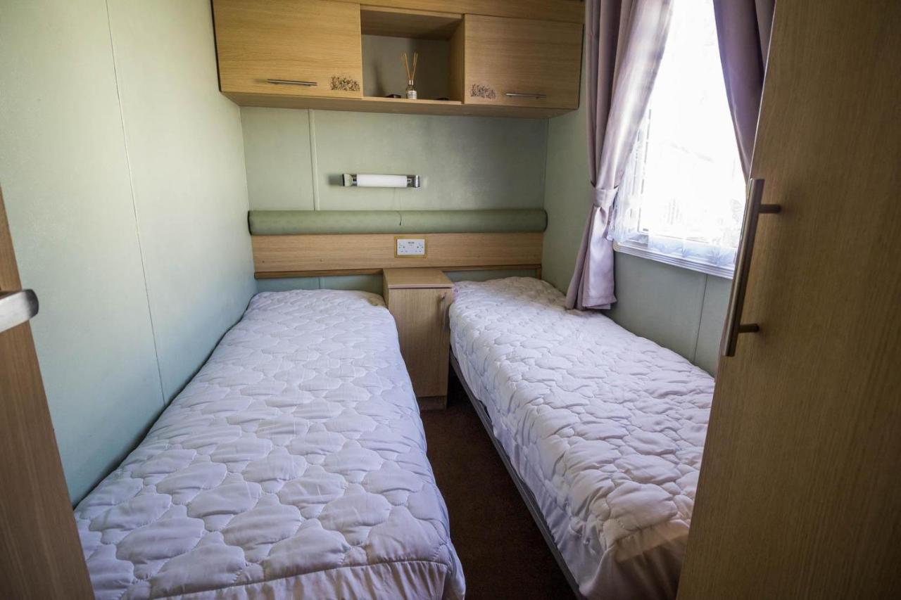 Lovely Caravan With Wifi At Broadland Sands In Suffolk Ref 20035Bs Hotel Hopton on Sea Екстериор снимка