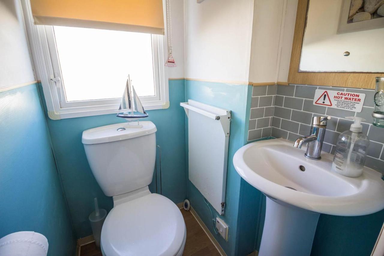 Lovely Caravan With Wifi At Broadland Sands In Suffolk Ref 20035Bs Hotel Hopton on Sea Екстериор снимка