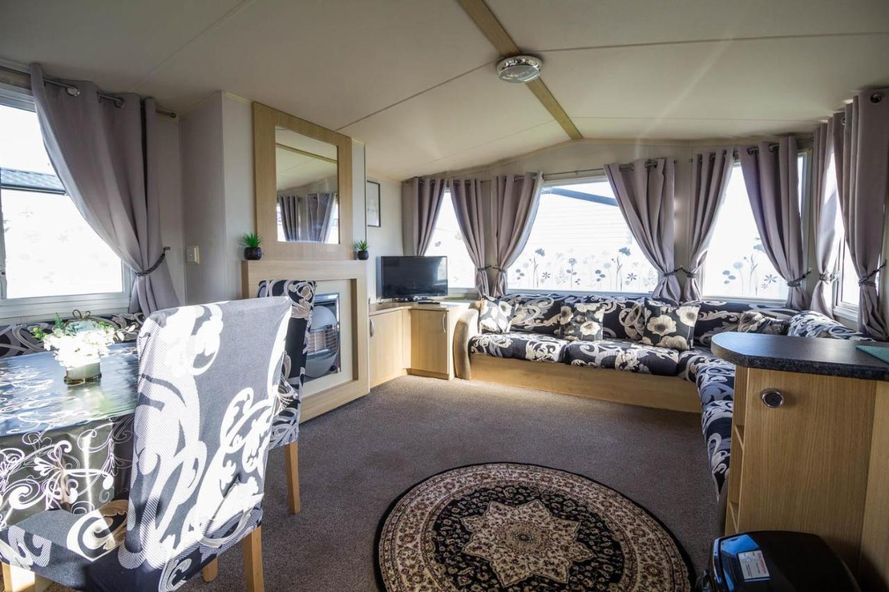Lovely Caravan With Wifi At Broadland Sands In Suffolk Ref 20035Bs Hotel Hopton on Sea Екстериор снимка