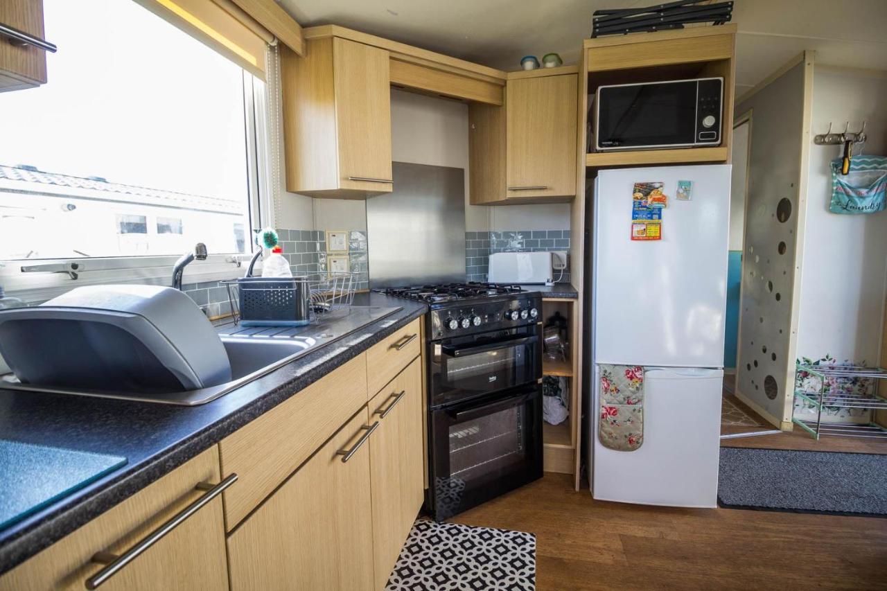 Lovely Caravan With Wifi At Broadland Sands In Suffolk Ref 20035Bs Hotel Hopton on Sea Екстериор снимка