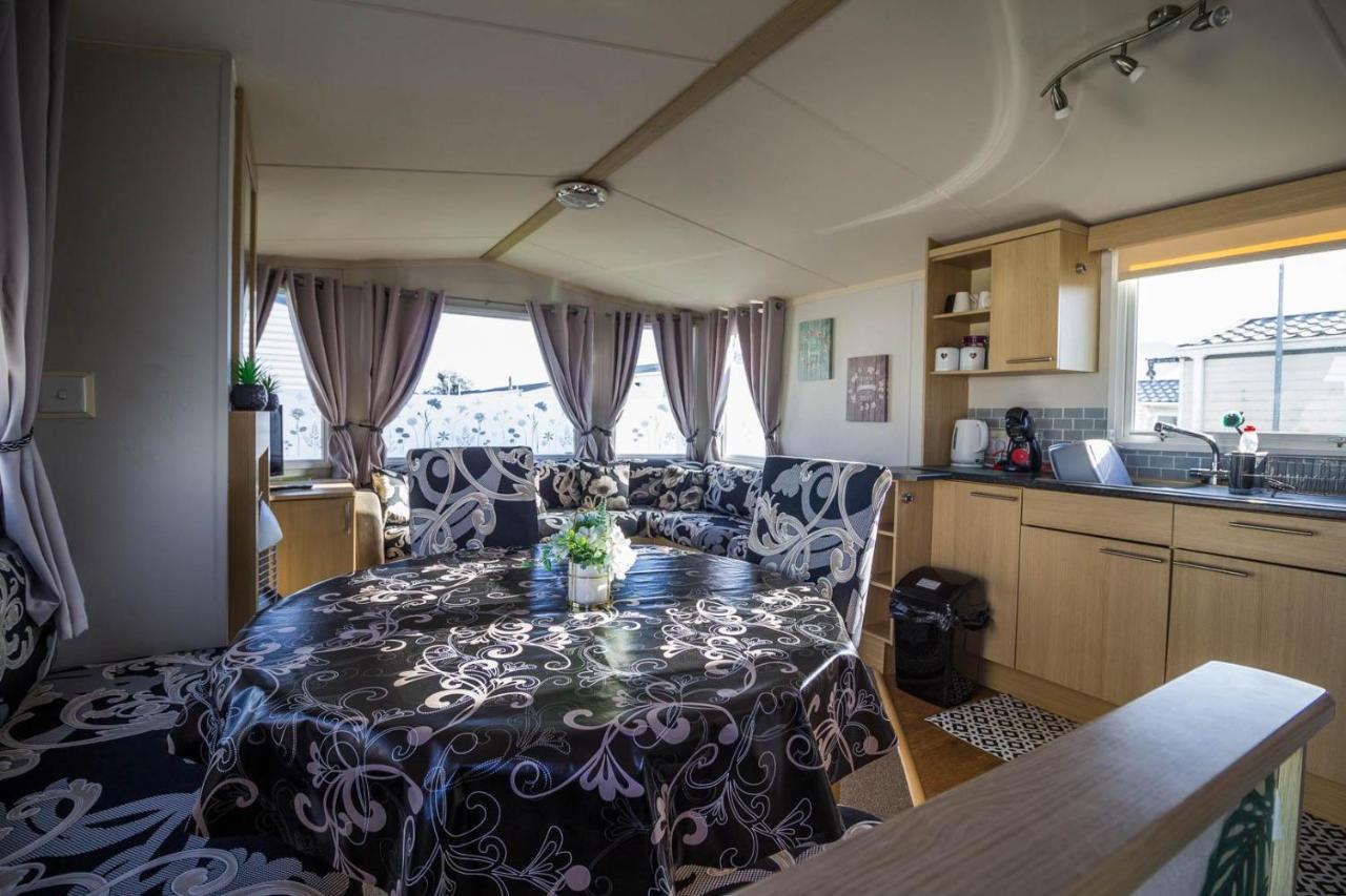 Lovely Caravan With Wifi At Broadland Sands In Suffolk Ref 20035Bs Hotel Hopton on Sea Екстериор снимка