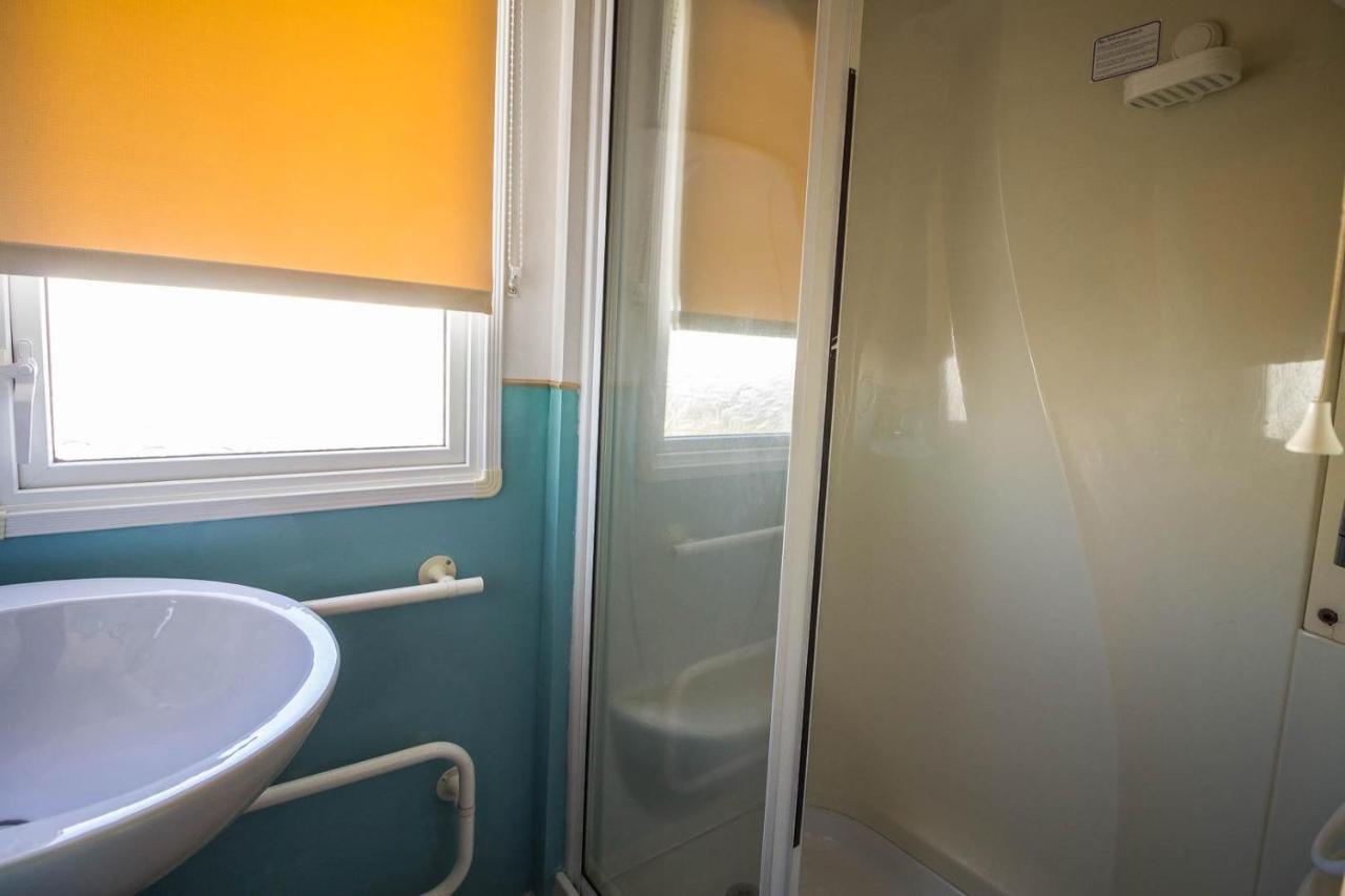 Lovely Caravan With Wifi At Broadland Sands In Suffolk Ref 20035Bs Hotel Hopton on Sea Екстериор снимка