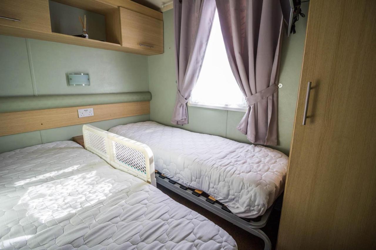 Lovely Caravan With Wifi At Broadland Sands In Suffolk Ref 20035Bs Hotel Hopton on Sea Екстериор снимка