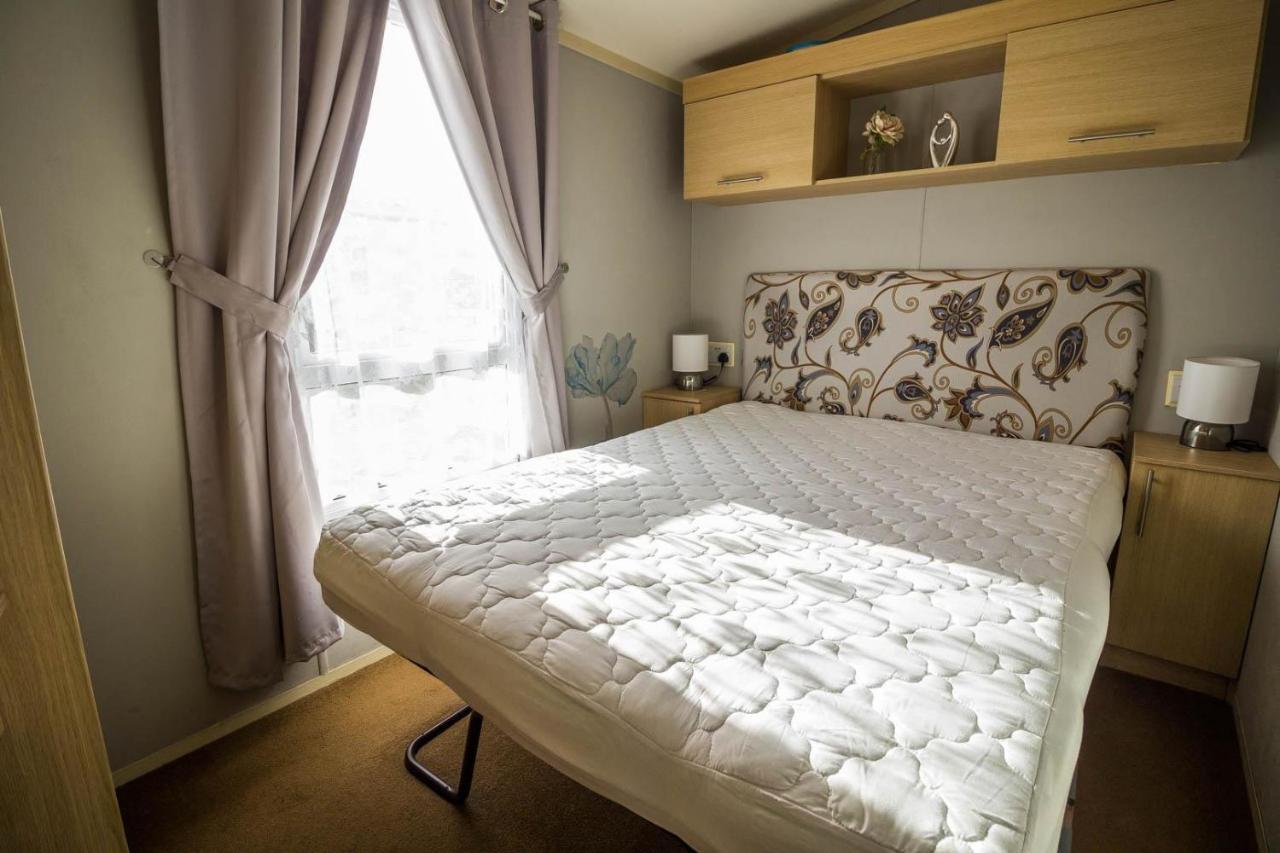 Lovely Caravan With Wifi At Broadland Sands In Suffolk Ref 20035Bs Hotel Hopton on Sea Екстериор снимка
